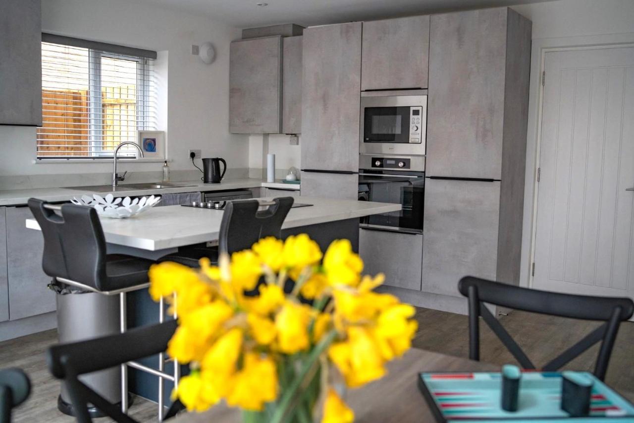 The Red House Modern Stylish Home From Home Walking Distance To Cardiff Bay And City Centre With Parking Ngoại thất bức ảnh